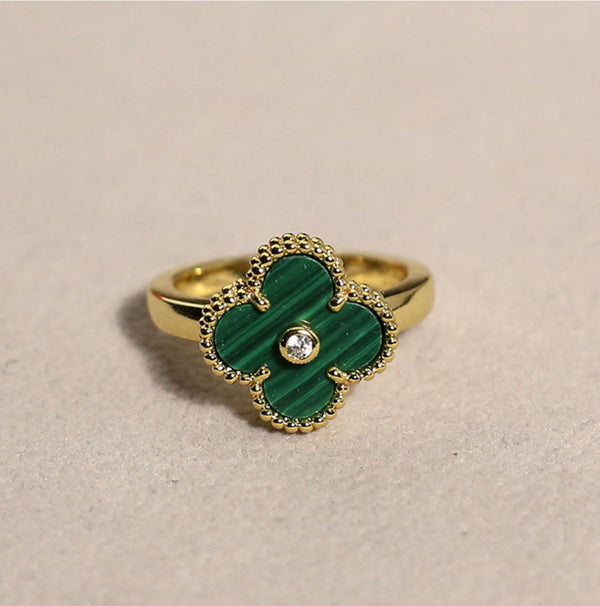 Anillo flor con diamante verde